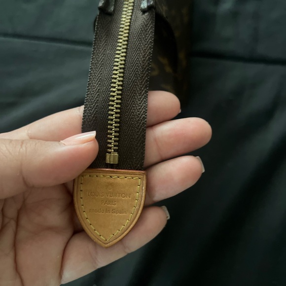 Authentic Louis Vuitton Tioletry 19-used - Picture 2 of 5